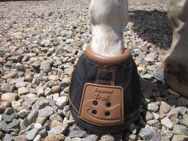 Easyboot Trail: fits virtually any hoof shape or size.